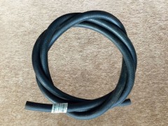 DZ9100470141,帶纖維加層的橡膠軟管Rubber hose with fiber coating,濟(jì)南向前汽車配件有限公司